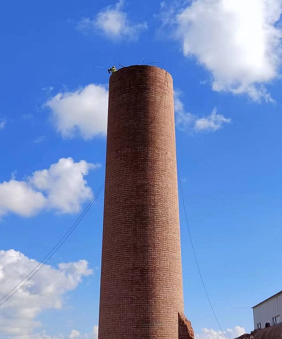 煙囪拆除：專業(yè)公司如何實現環(huán)保與效益雙贏